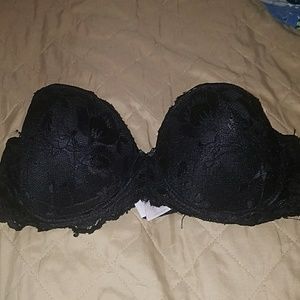 Lacy strapless black bra